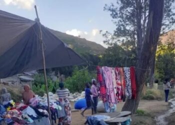 Haitianos ocupan entrada al Salto de Aguas Blancas en Constanza