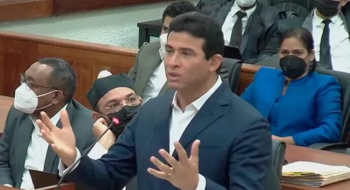 Colocan grillete a Adán Cáceres pero sigue proceso en su contra
