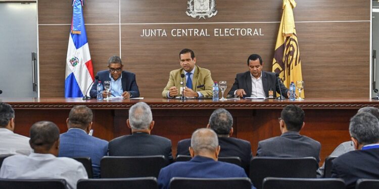 Organismos JCE reúnen partidos para informar sobre elecciones