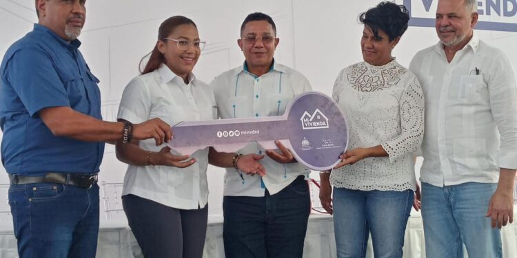 EGEHID entrega viviendas a 31 familias reasentadas por construcción presa Boca de los Rios