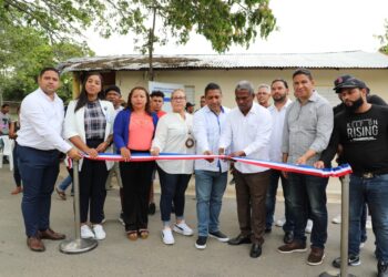 EGEHID construye aceras y contenes en distrito municipal La Cuesta