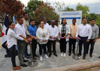 EGEHID entrega construye aceras y contenes en el distrito municipal El Rubio