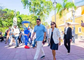 El ministro de Turismo y la embajadora de EE. UU. recorren la Ciudad Colonial