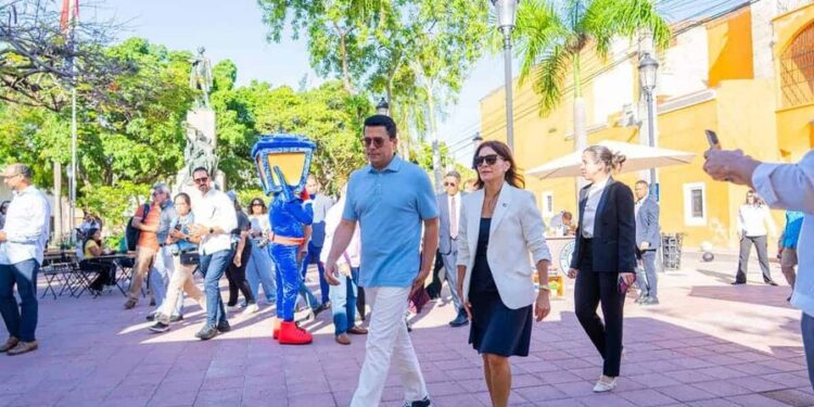El ministro de Turismo y la embajadora de EE. UU. recorren la Ciudad Colonial