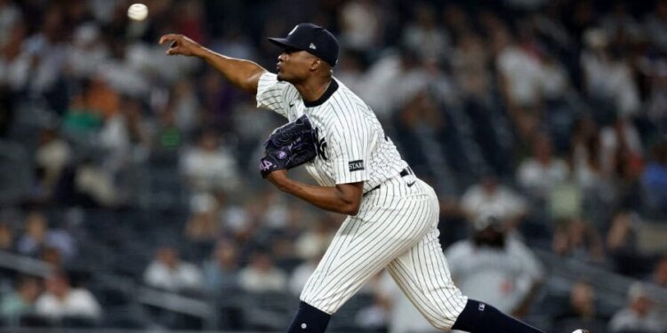 Los Yankees suben al dominicano Yerry De Los Santos para reforzar su bullpen
