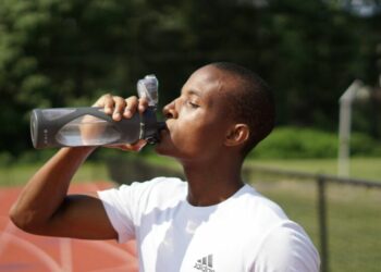 Si no limpias bien tu botella reutilizable puedes tener problemas gastrointestinales