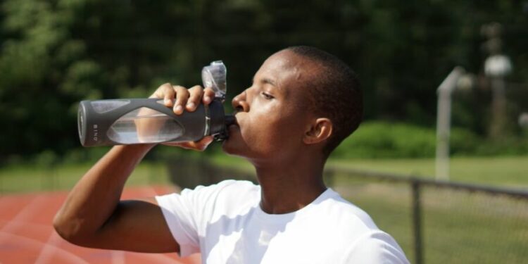 Si no limpias bien tu botella reutilizable puedes tener problemas gastrointestinales